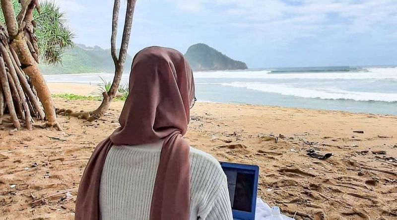 Menyusuri Panorama Pantai Pulau Merah Banyuwangi