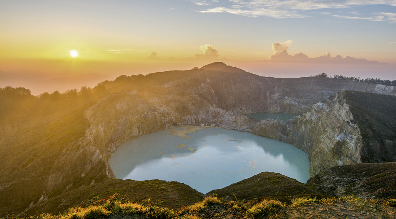 Pesona Gunung Kelimutu Panorama Sunrise Terbaik di Dunia