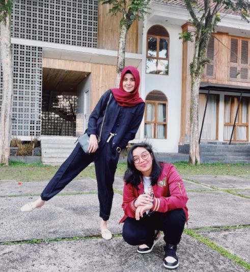 Intip Perubahan Gaya Risty Tagor dari Gamis hingga Jeans Overall