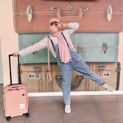 Intip Perubahan Gaya Risty Tagor dari Gamis hingga Jeans Overall