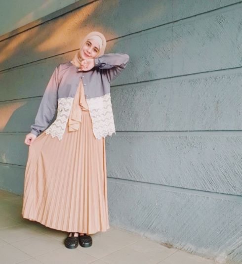 Intip Perubahan Gaya Risty Tagor dari Gamis hingga Jeans Overall