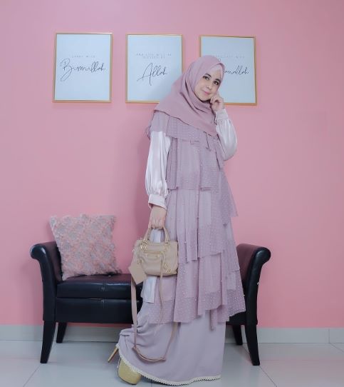 Intip Perubahan Gaya Risty Tagor dari Gamis hingga Jeans Overall