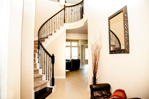 7 Tips Dekorasi Tangga Rumah agar Terlihat Cantik dan Menarik