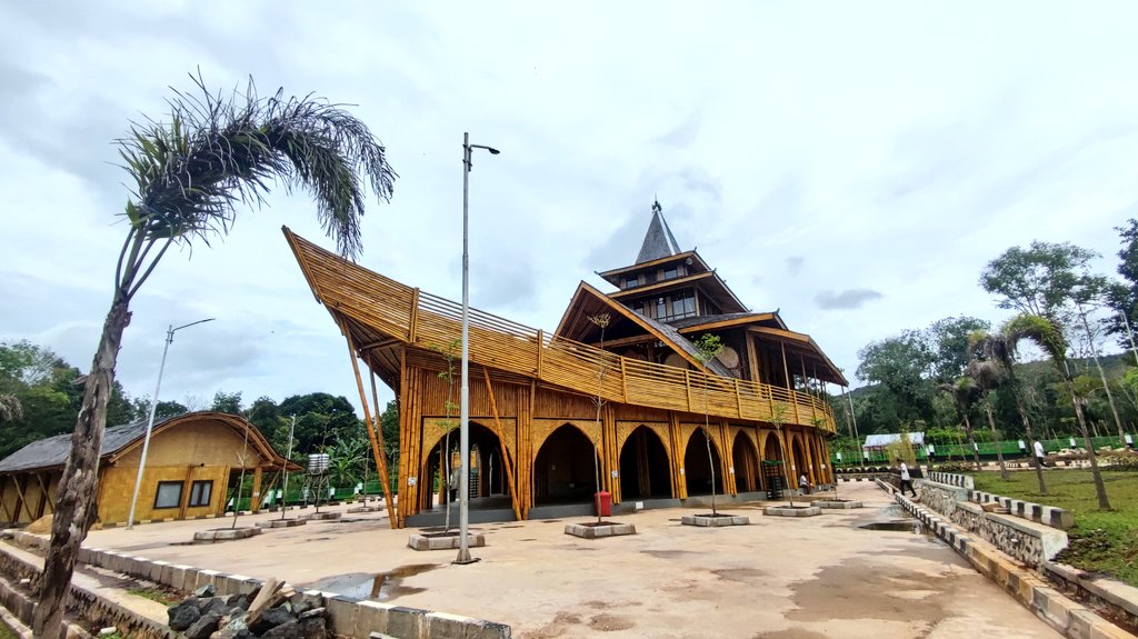 Unik! Masjid Bambu Kiram Abdul Qodir Hasan Mirip Kapal Pinisi