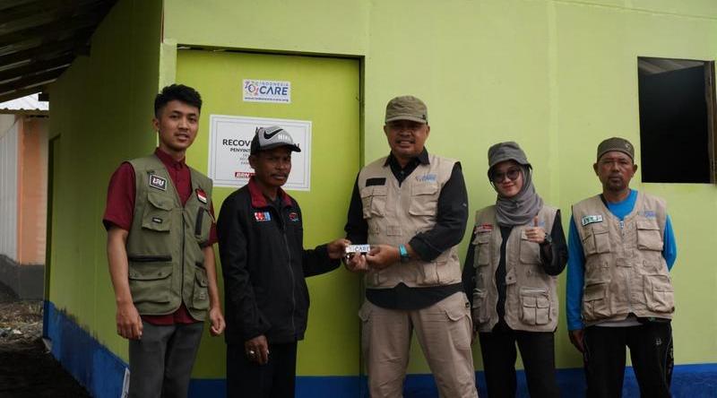 Indonesia Care dan LFU Serahkan Kunci Huntara untuk Pengungsi Semeru