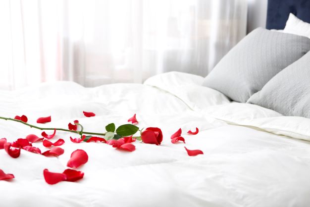 Hadirkan Nuansa Romantis Layaknya Pengantin Baru di Kamar Tidur