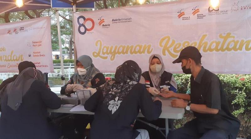 Bagikan Paket Buka Puasa, Bakrie Amanah Borong Produk UMKM