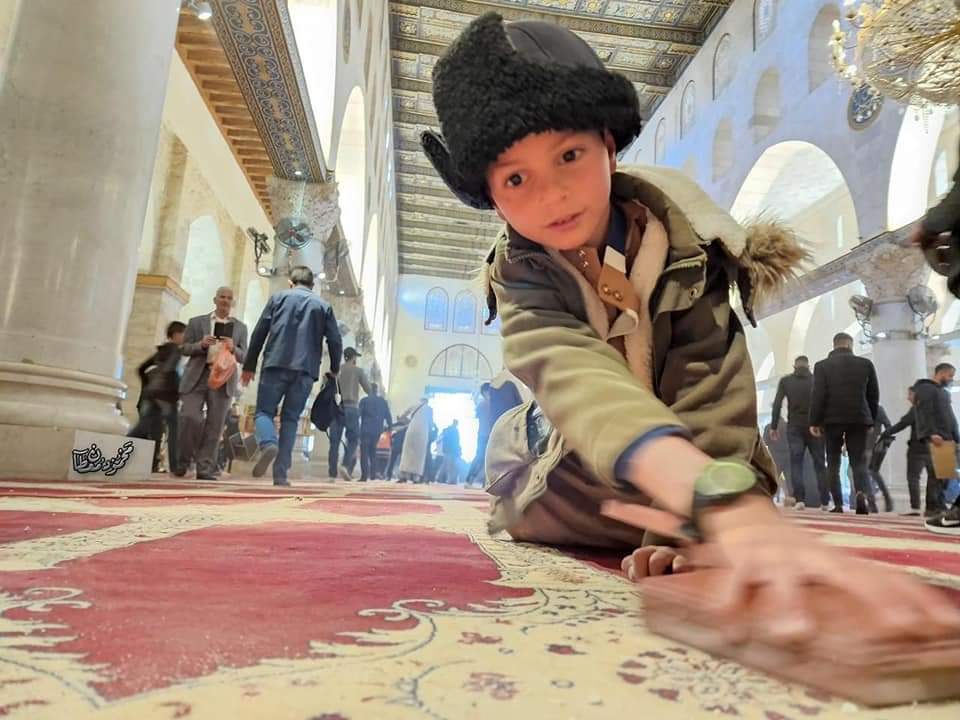 Warga Palestina Bersihkan Puing Usai Serbuan Israel di Masjid Al-Aqsa