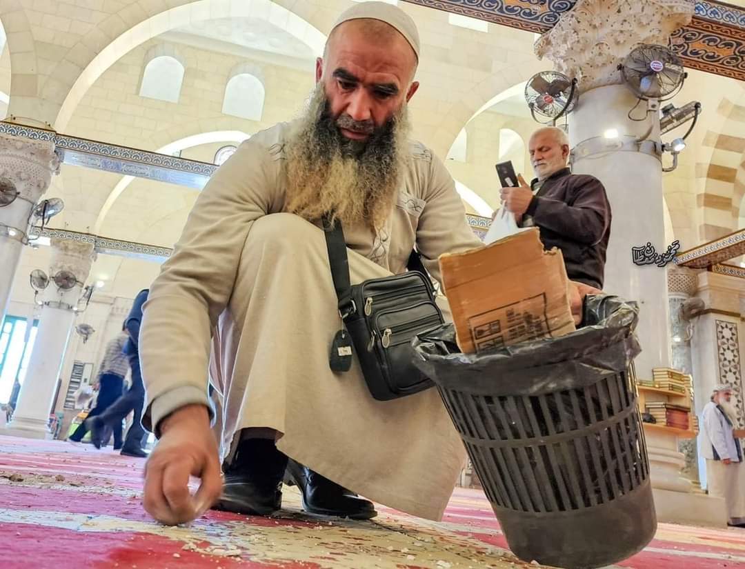 Warga Palestina Bersihkan Puing Usai Serbuan Israel di Masjid Al-Aqsa