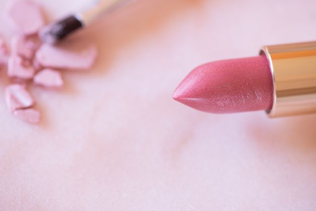 Jangan Minder Punya Bibir Gelap, Ini Rekomendasi 4 Warna Lipstik yang Pas
