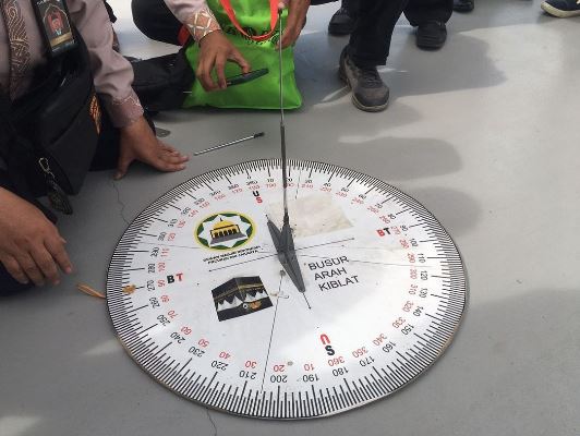 Corak Lantai JIS Menghadap Ka’bah, Begini Pengecekan Kiblatnya