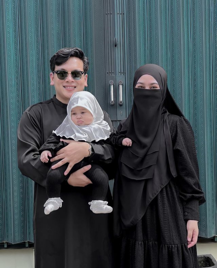 Tampak Menawan, 5 Artis Pria Ini Kompak Pakai Gamis saat Lebaran