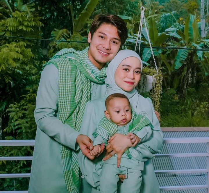 Tampak Menawan, 5 Artis Pria Ini Kompak Pakai Gamis saat Lebaran