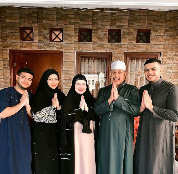 Tampak Menawan, 5 Artis Pria Ini Kompak Pakai Gamis saat Lebaran