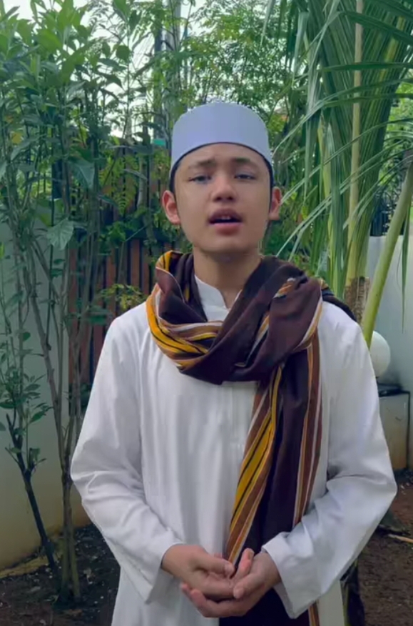 Tampak Menawan, 5 Artis Pria Ini Kompak Pakai Gamis saat Lebaran