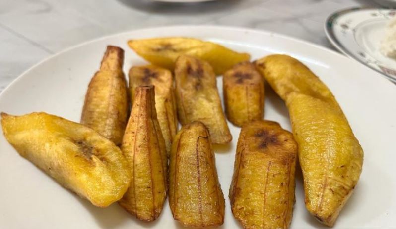 Belum Makan Siang, Yuk Cicipi Sate Domba Disantap dengan Pisang