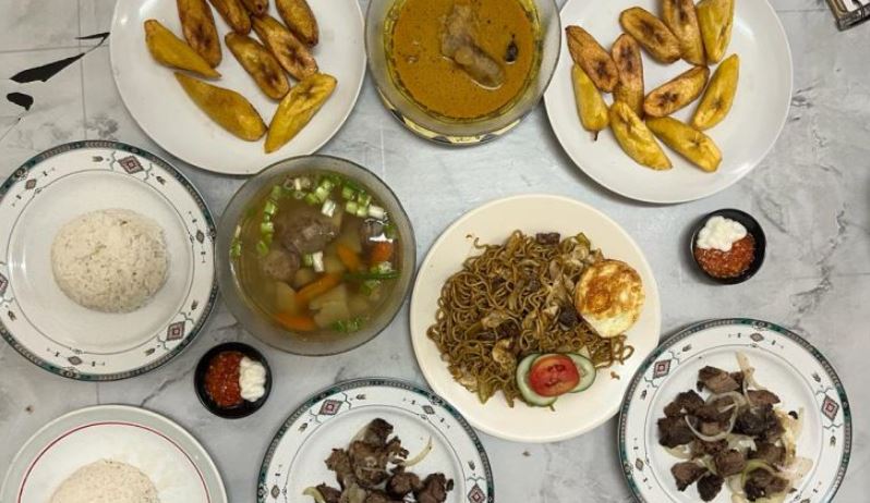 Belum Makan Siang, Yuk Cicipi Sate Domba Disantap dengan Pisang