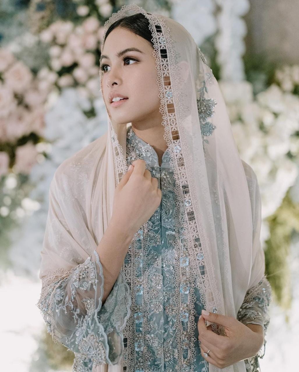 Cantiknya Gamis Brukat, Baju Pengajian Maudy Ayunda