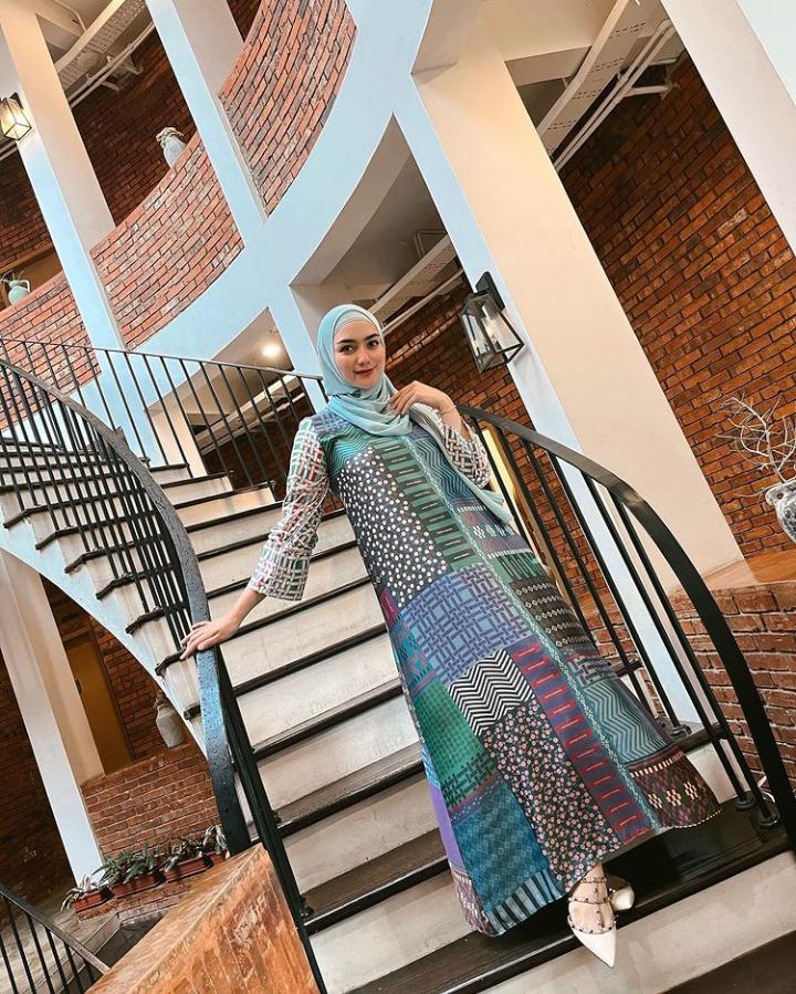 Anggun dan Bergaya, Ini Referensi Long Dress ala Citra Kirana