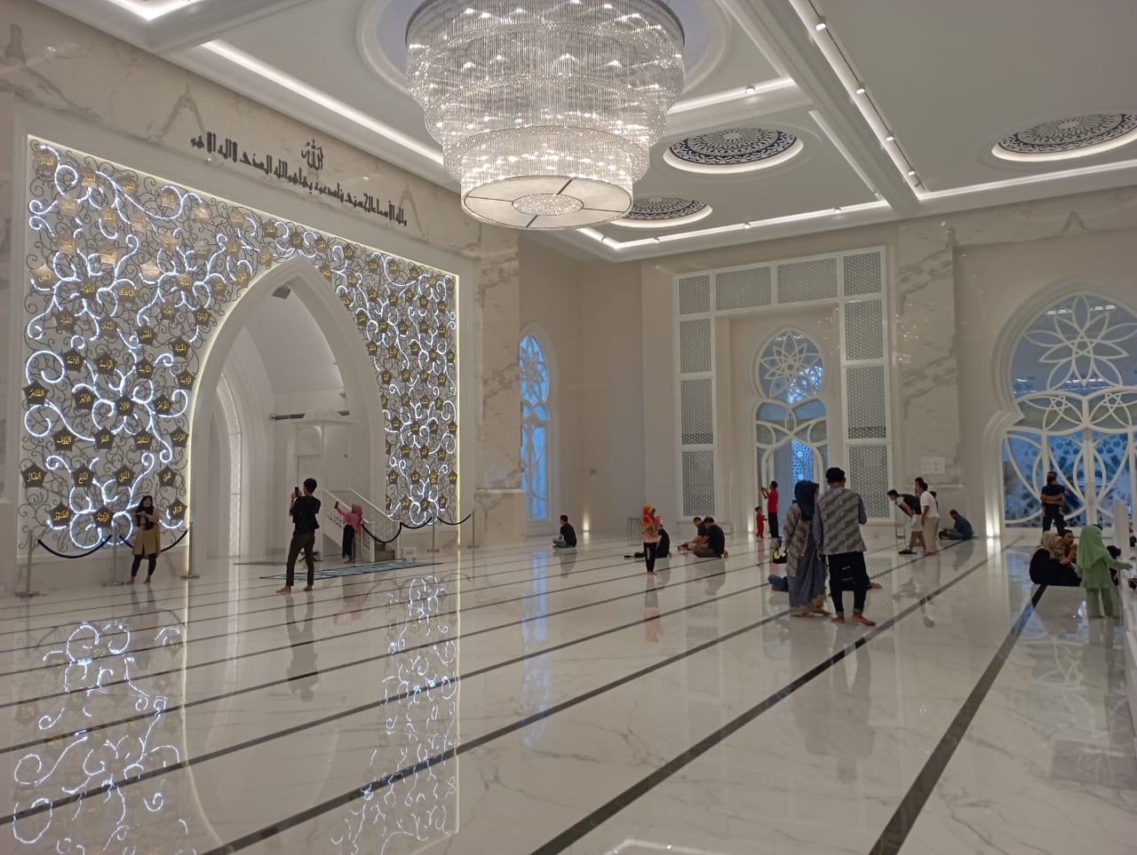 Dominasi Putih, Masjid At-Thohir Padukan Konsep Klasik dan Modern