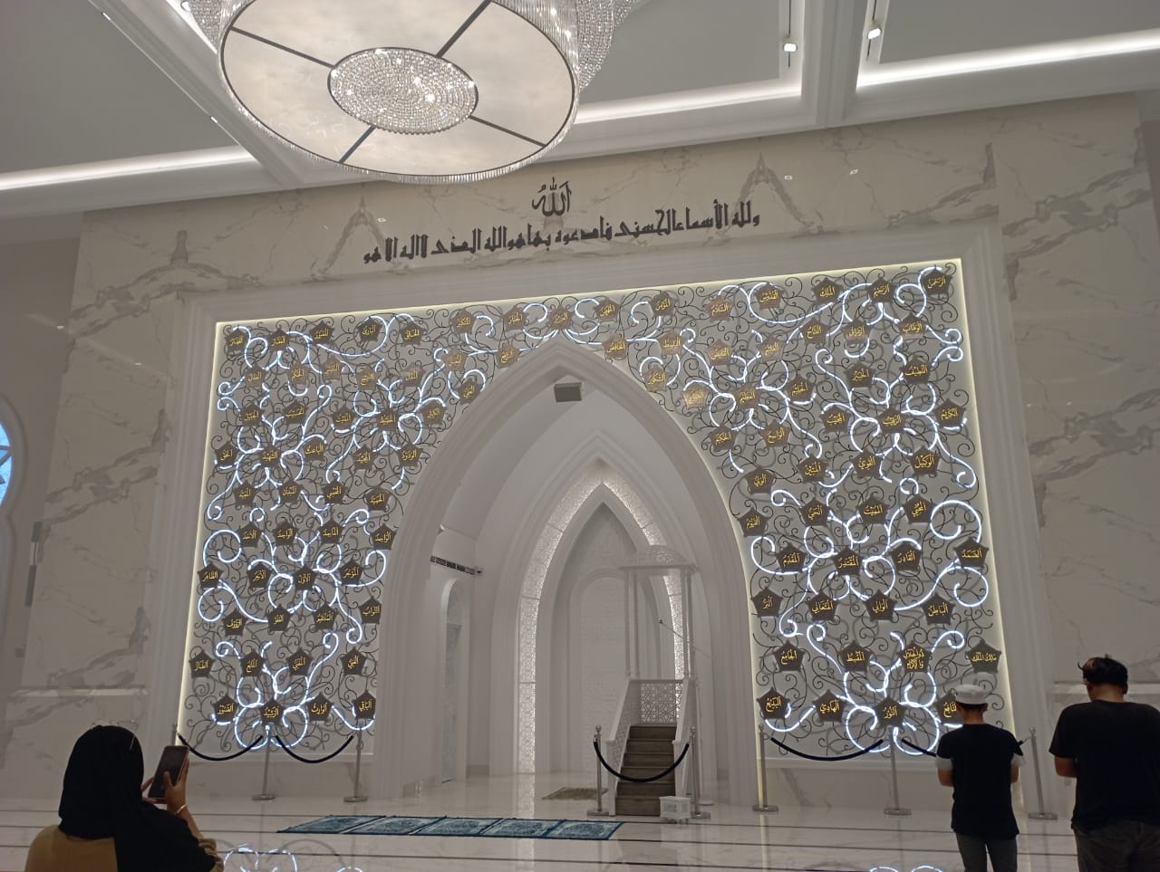 Dominasi Putih, Masjid At-Thohir Padukan Konsep Klasik dan Modern
