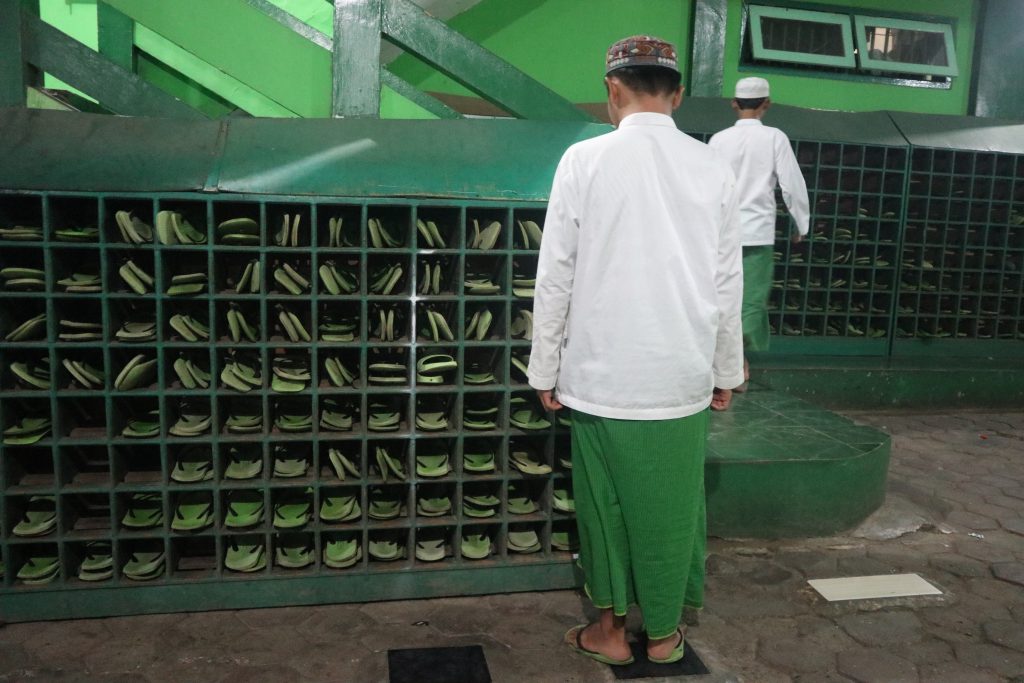 Unik, Pesantren Sidogiri Sediakan Ribuan Sandal Umum agar Tak Ada Ghasab