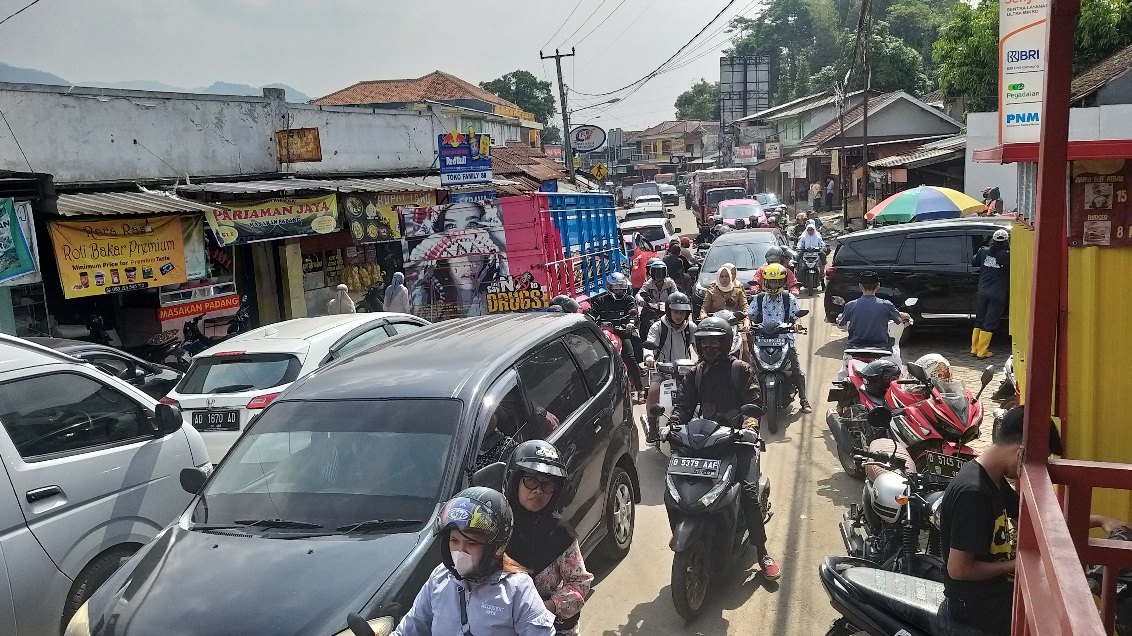 Jalan Raya Pangalengan Cimaung Macet Total, Warga Antre Ingin Ziarah