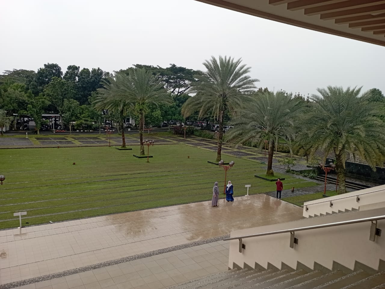 Melihat Keindahan Ornamen Lampu Asmaul Husna di Masjid Bani Umar