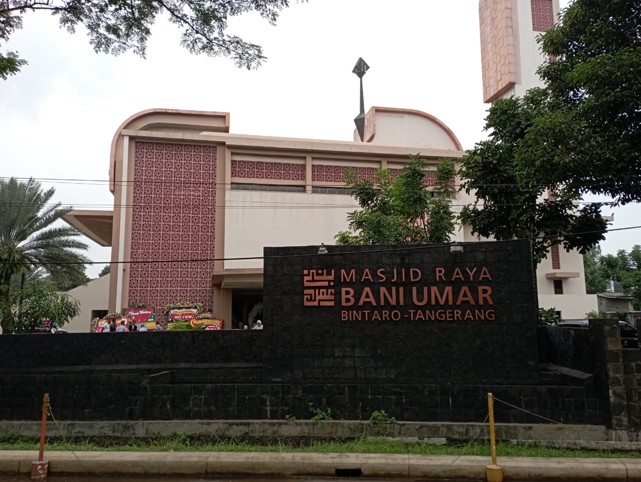 Melihat Keindahan Ornamen Lampu Asmaul Husna di Masjid Bani Umar