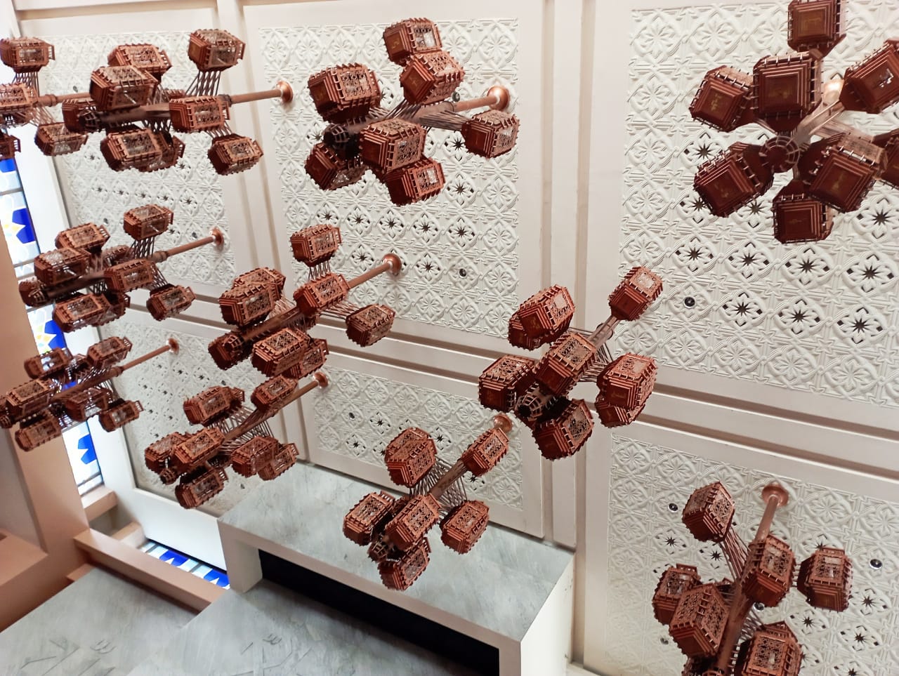 Melihat Keindahan Ornamen Lampu Asmaul Husna di Masjid Bani Umar