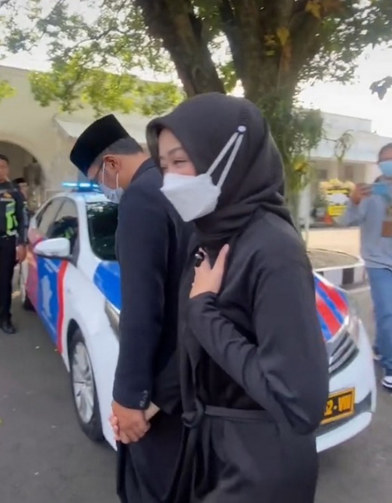 Momen RK Gandeng Tangan Atalia, Saling Kuatkan Atas Kepergian Eril