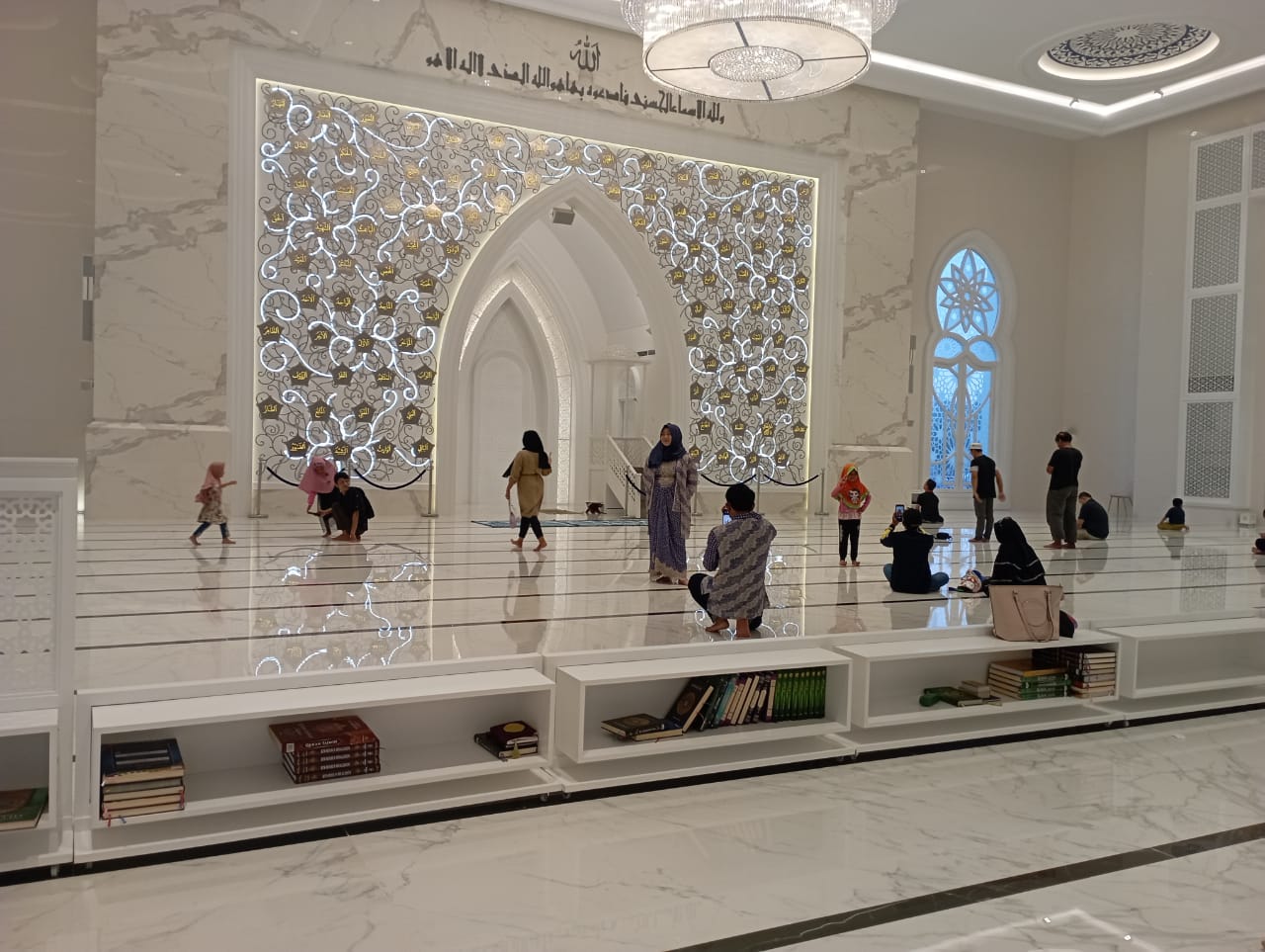 Selain Arsitektur Megah, Ini Fasilitas Masjid At Thohir yang Menawan