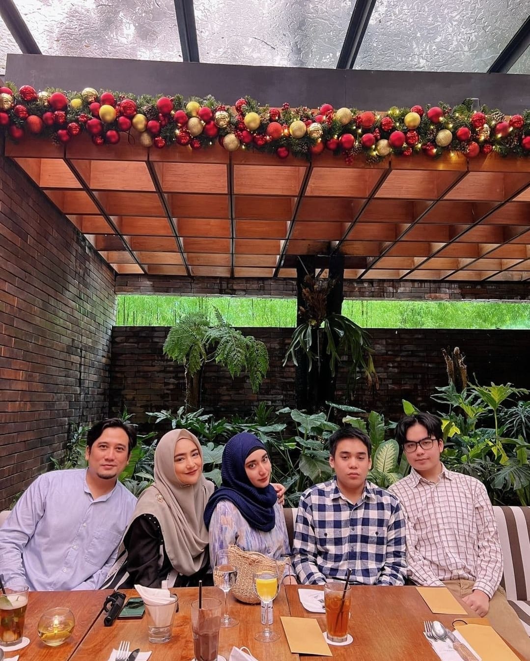 Satu Dekade Lebih, 5 Keluarga Artis Ini Jauh dari Gosip Miring