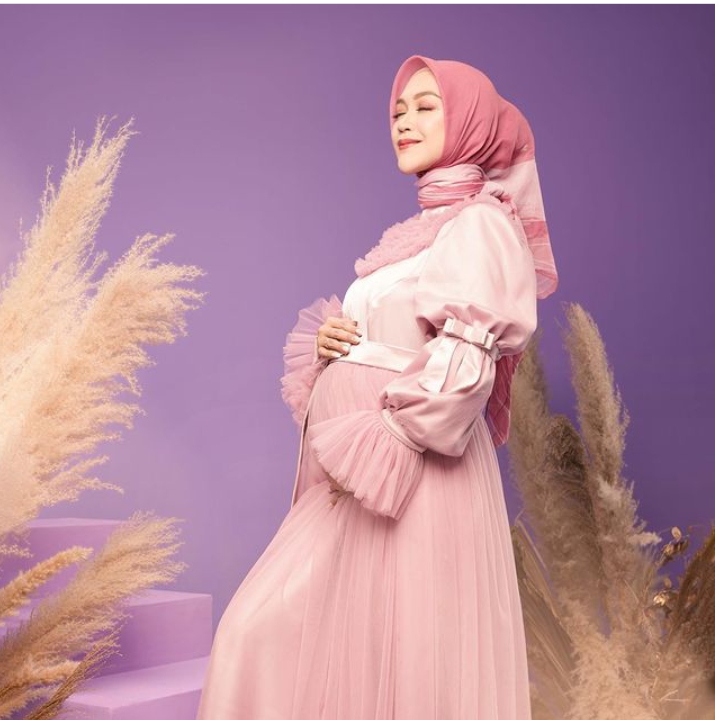 Hamil 8 Bulan, Intip 4 Gaya Dress Cantik Ria Ricis