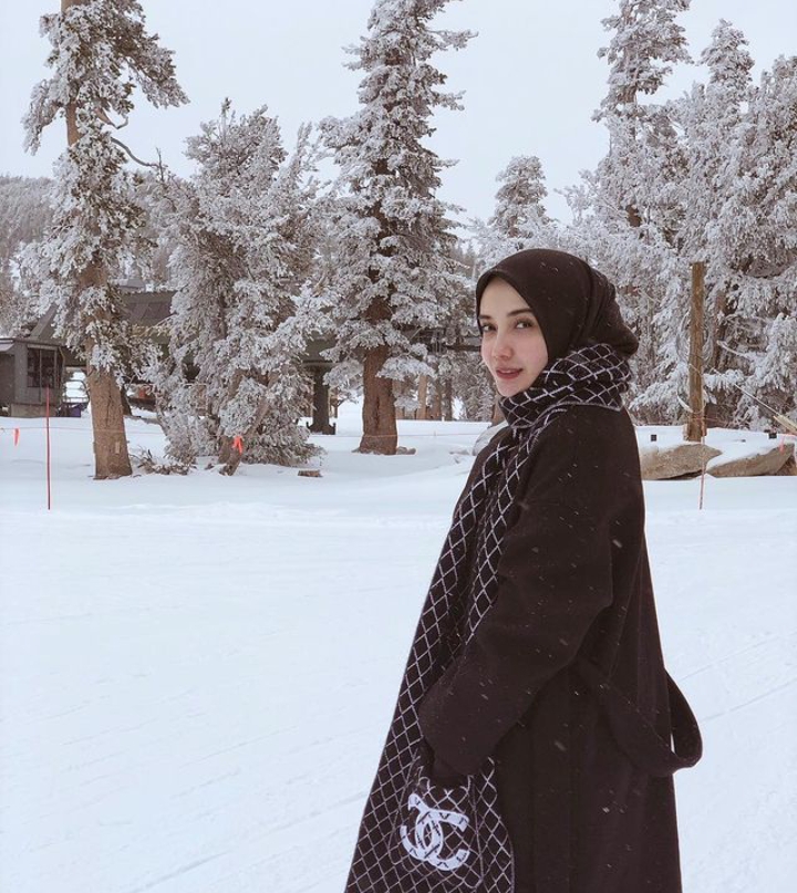 Liburan ke Tempat Dingin, Intip Inspirasi Outfit Zaskia Sungkar