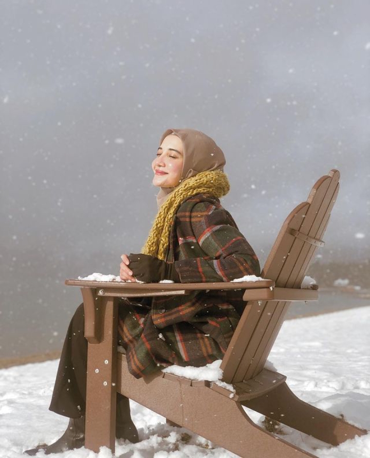 Liburan ke Tempat Dingin, Intip Inspirasi Outfit Zaskia Sungkar