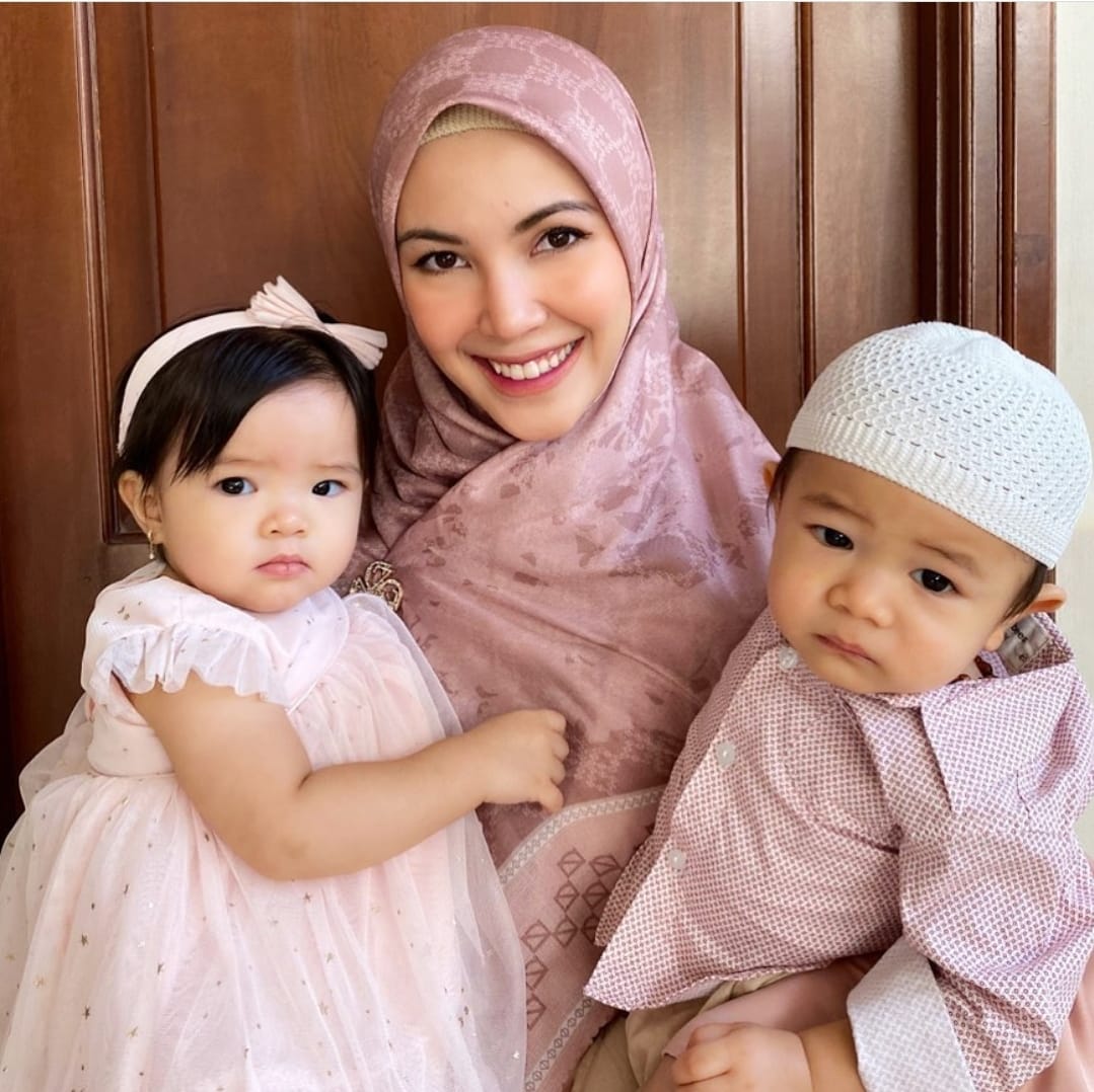 7 Pasangan Selebriti Dikaruniai Anak Kembar