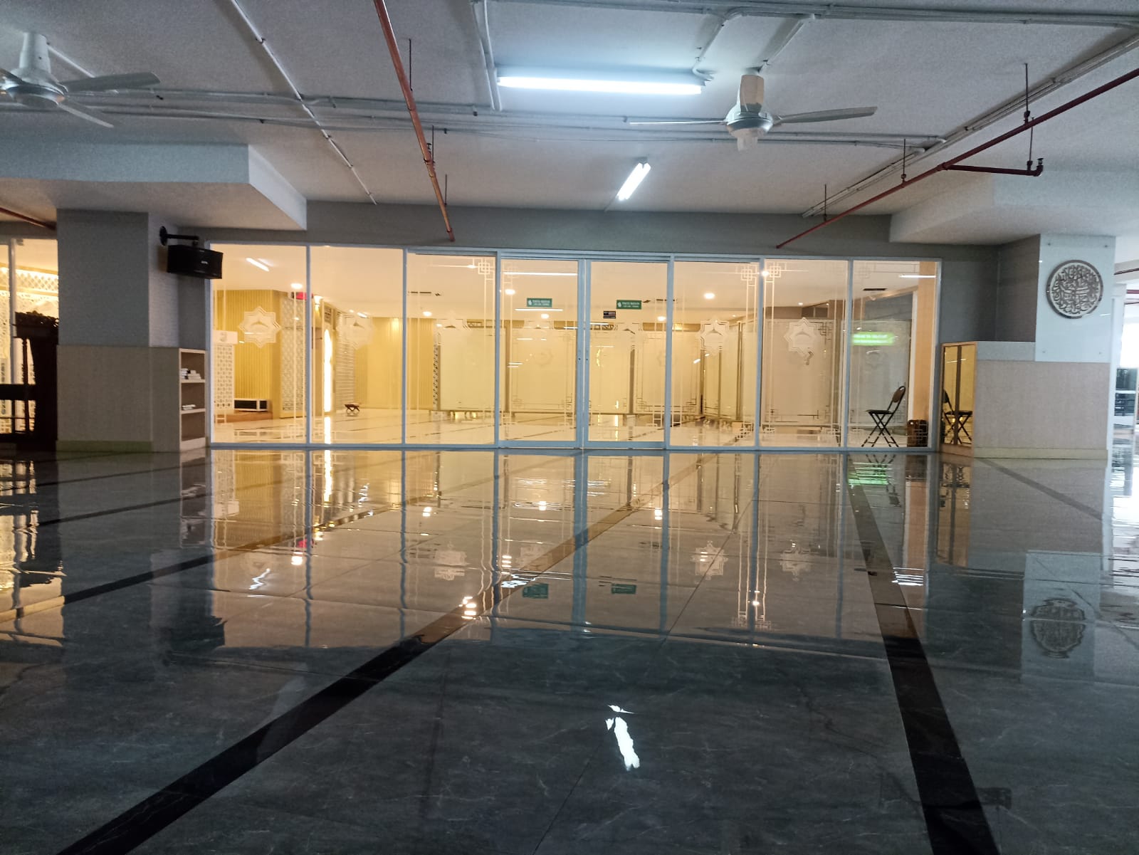 Intip Kemegahan Masjid Berkilau Emas di Apartemen Thamrin