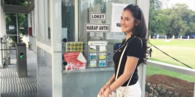Punya Mobil Mewah, 5 Selebritas Ini Pilih Naik Transportasi Umum