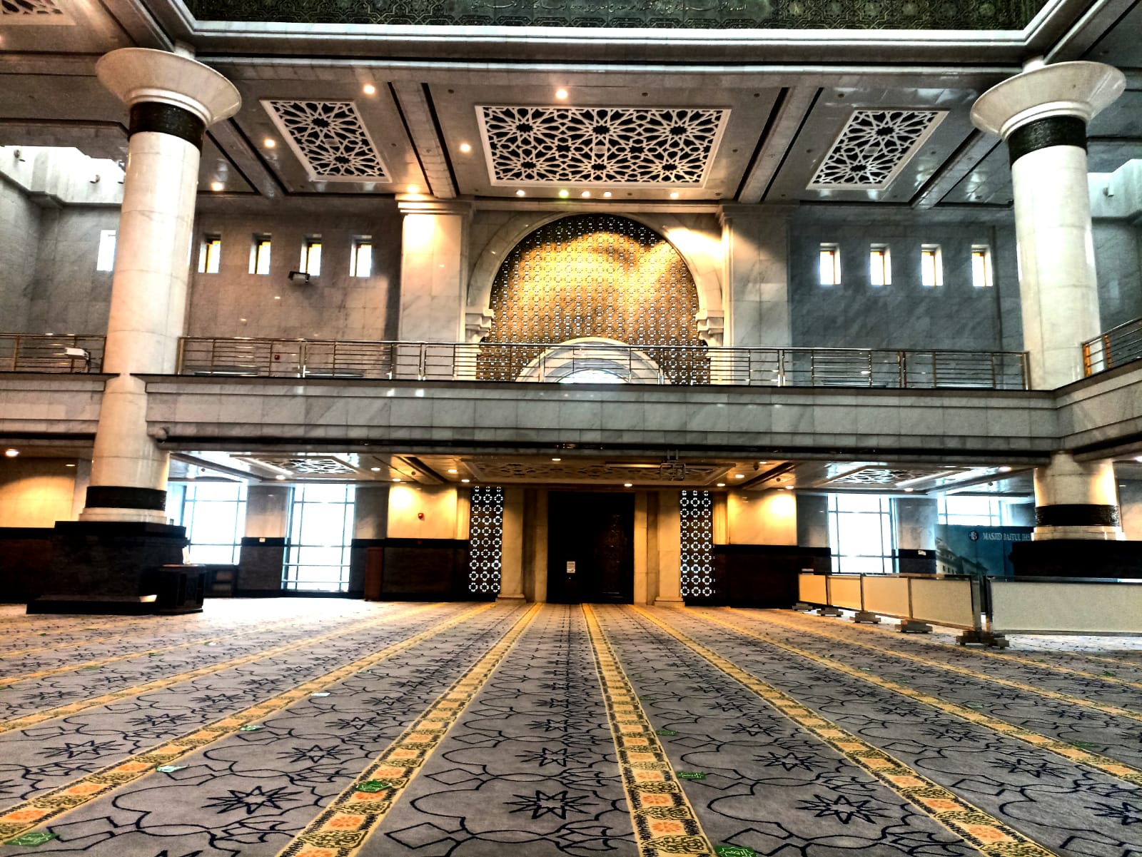Salat Zuhur di Masjid BI, Sarana Ibadah Favorit Warga Jakarta