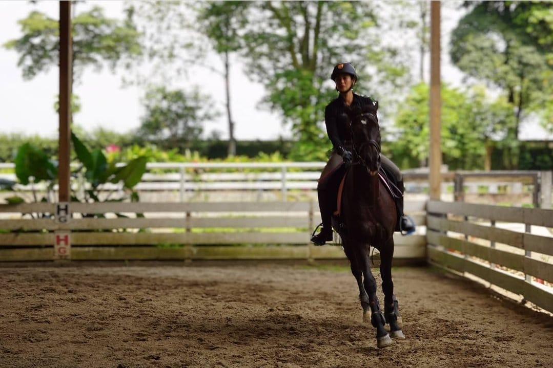 6 Artis Gemar Berkuda, Ada yang Tunggangannya Seharga 1 Miliar