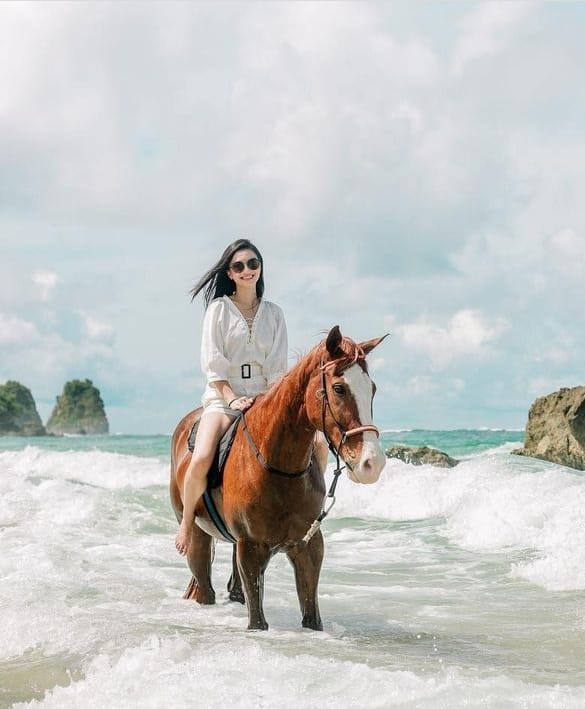 6 Artis Gemar Berkuda, Ada yang Tunggangannya Seharga 1 Miliar