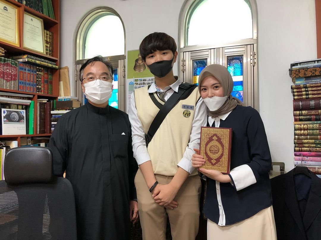 Satu-satunya Prajurit Muslim di Kamp Wamil, Ini Perjalanan Mualaf Aydin Adik Ayana Moon