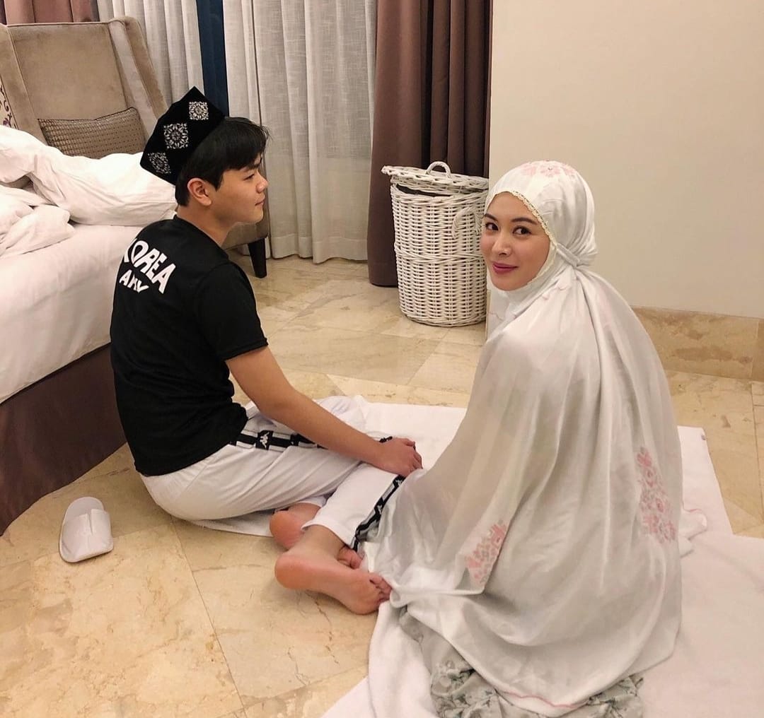 Satu-satunya Prajurit Muslim di Kamp Wamil, Ini Perjalanan Mualaf Aydin Adik Ayana Moon