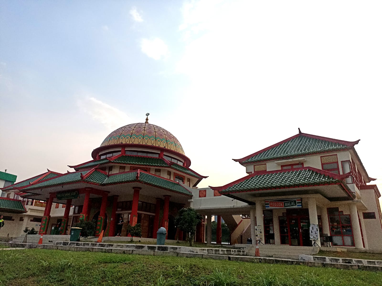 Bercorak Tionghoa, Masjid Babah Alun Jadi Tempat Favorit Musafir