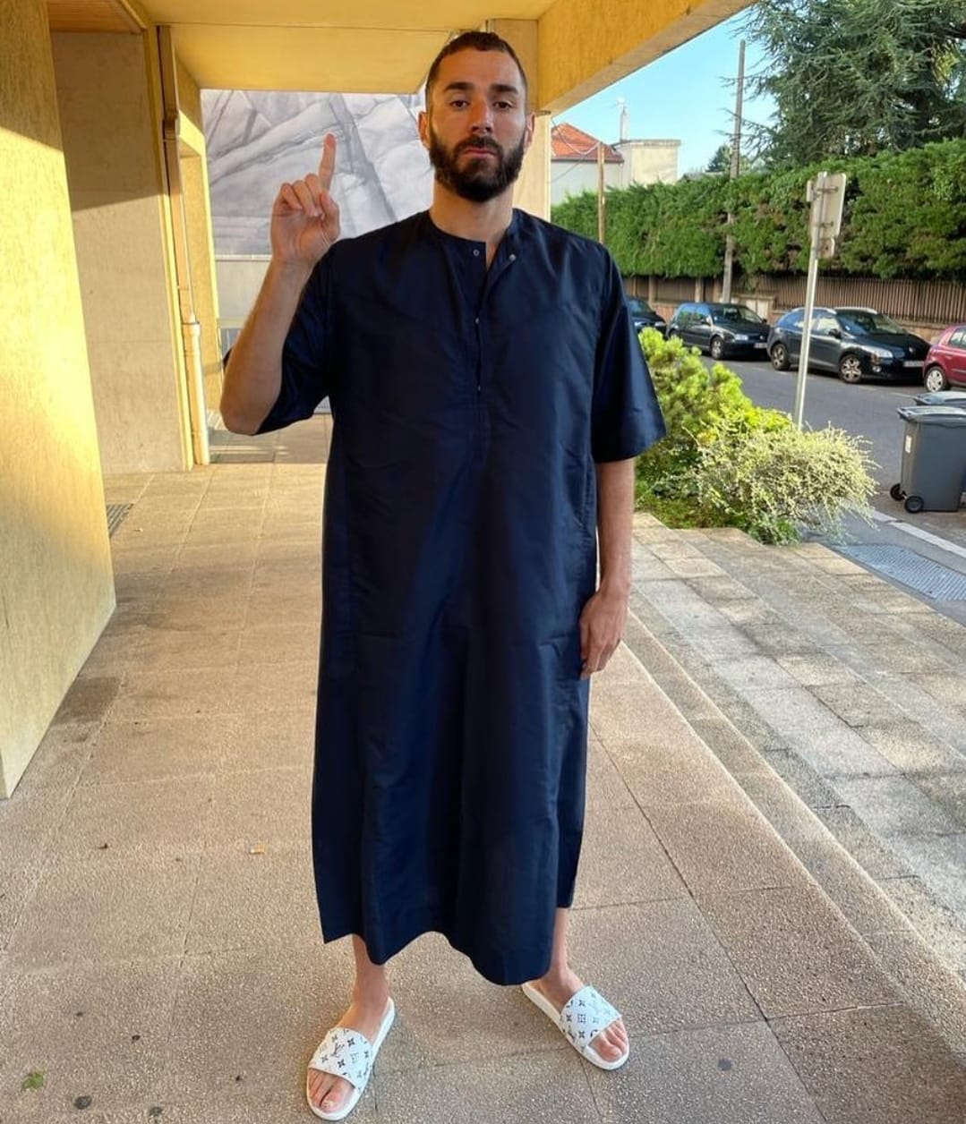 Bisa Jadi Inspirasi Jumatan, Intip 3 Gaya Karim Benzema Pakai Gamis