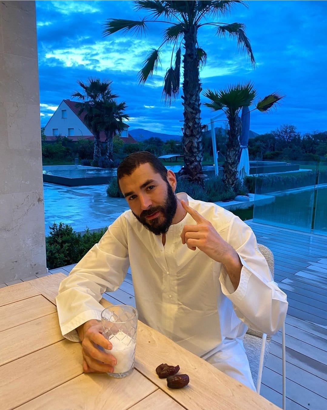 Bisa Jadi Inspirasi Jumatan, Intip 3 Gaya Karim Benzema Pakai Gamis