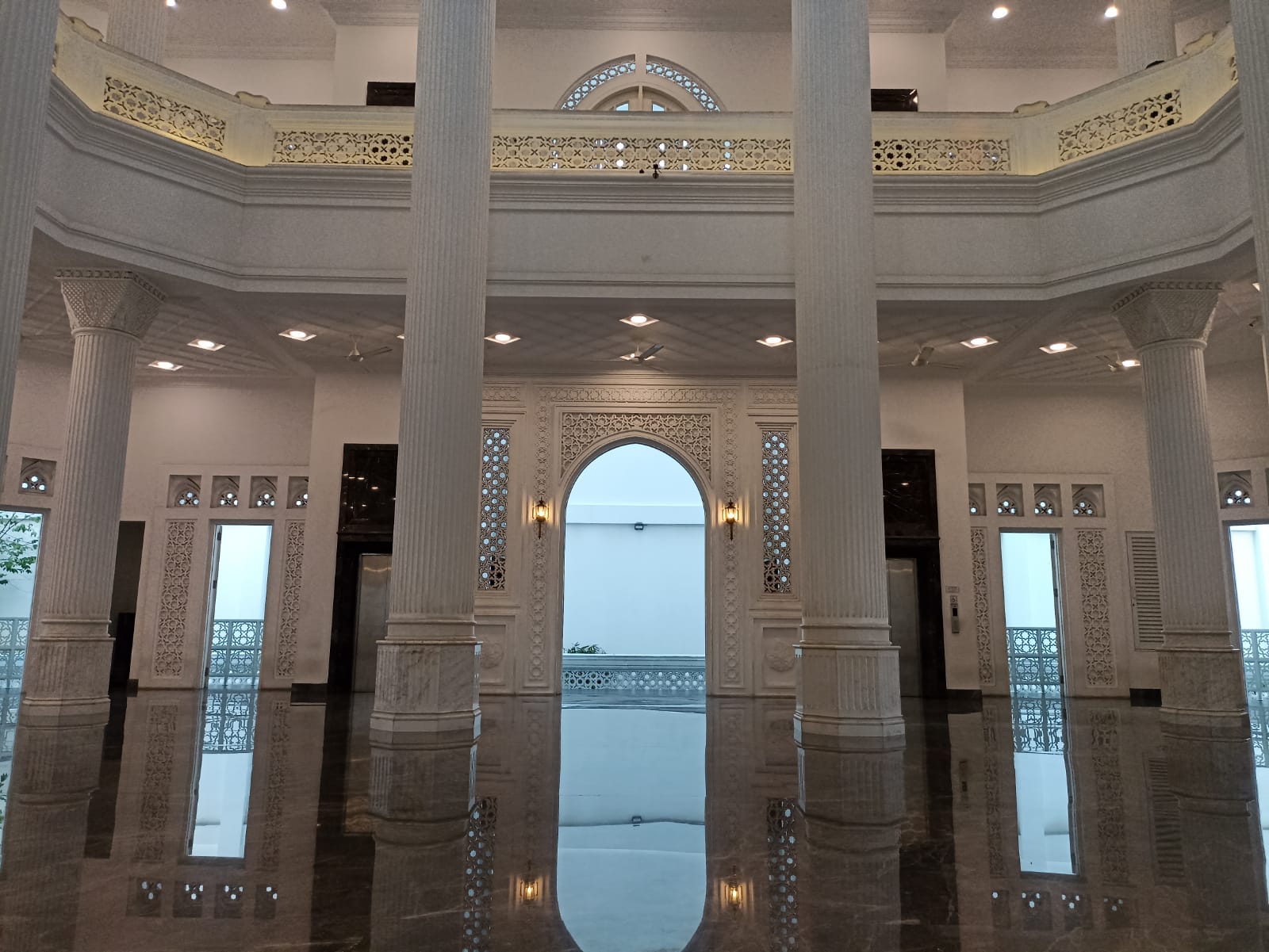 Melihat Kemegahan Masjid Ramlie Musofa dengan Paduan 4 Budaya