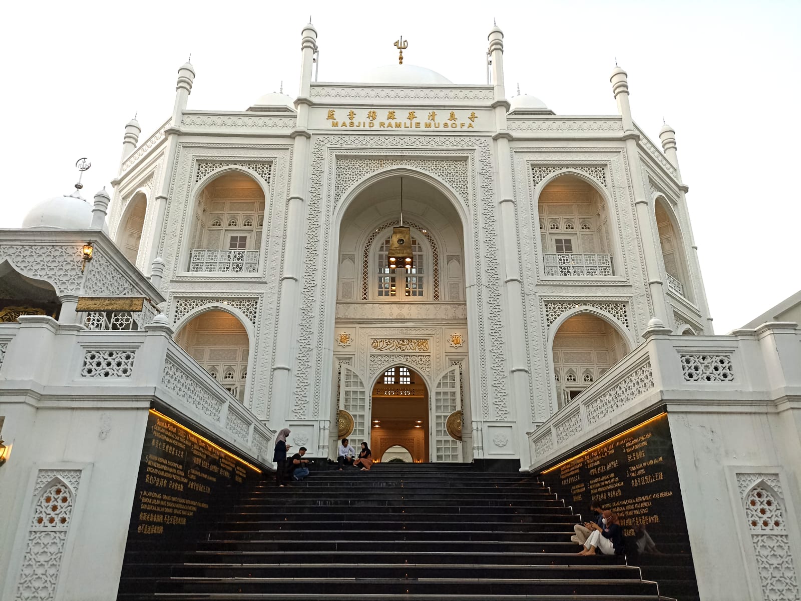 Melihat Kemegahan Masjid Ramlie Musofa dengan Paduan 4 Budaya