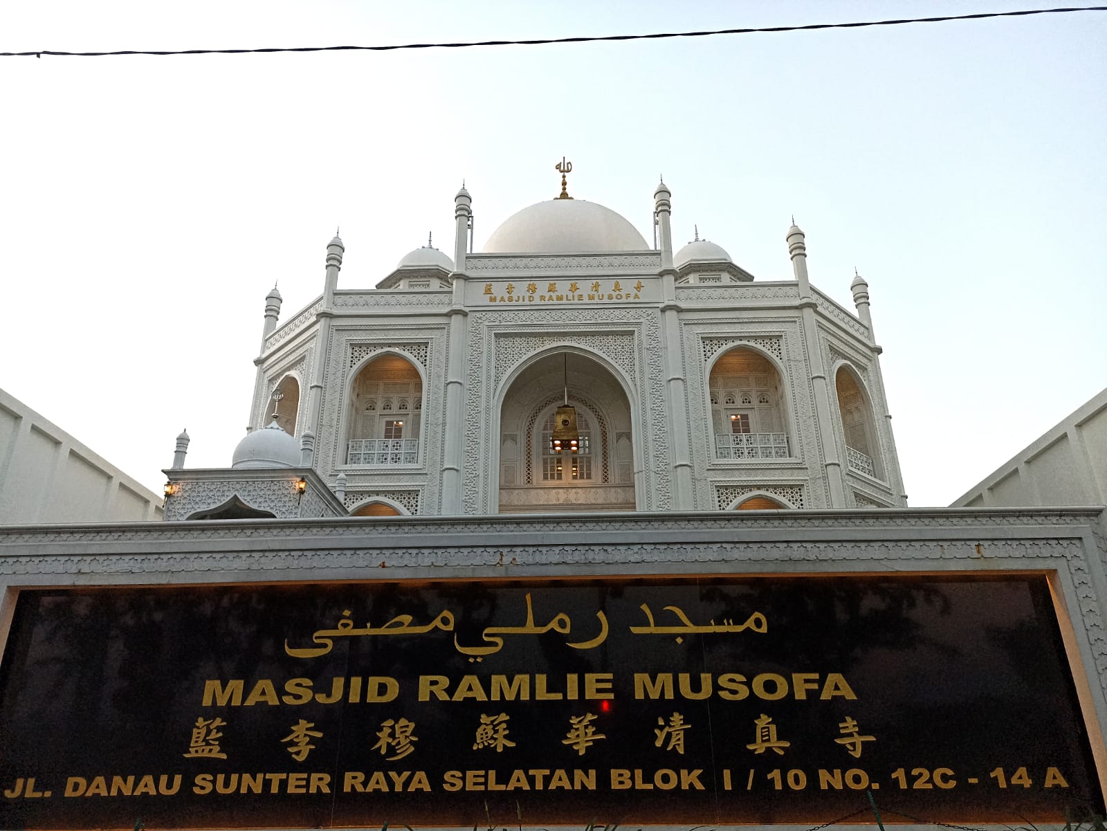 Melihat Kemegahan Masjid Ramlie Musofa dengan Paduan 4 Budaya